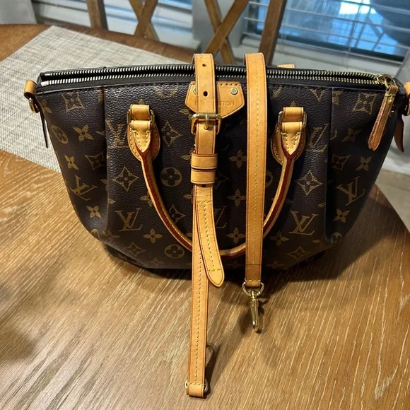 Louis Vuitton Turenne - Picture 8 of 11